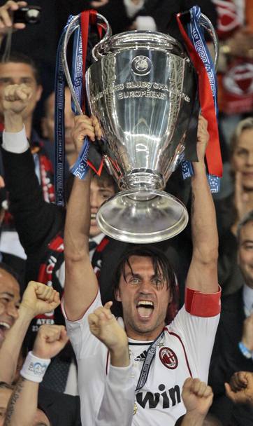Atene, finale Champions 2006-2007. Paolo Maldini solleva la Coppa vinta dal Milan contro il Liverpool 2-1. Ap